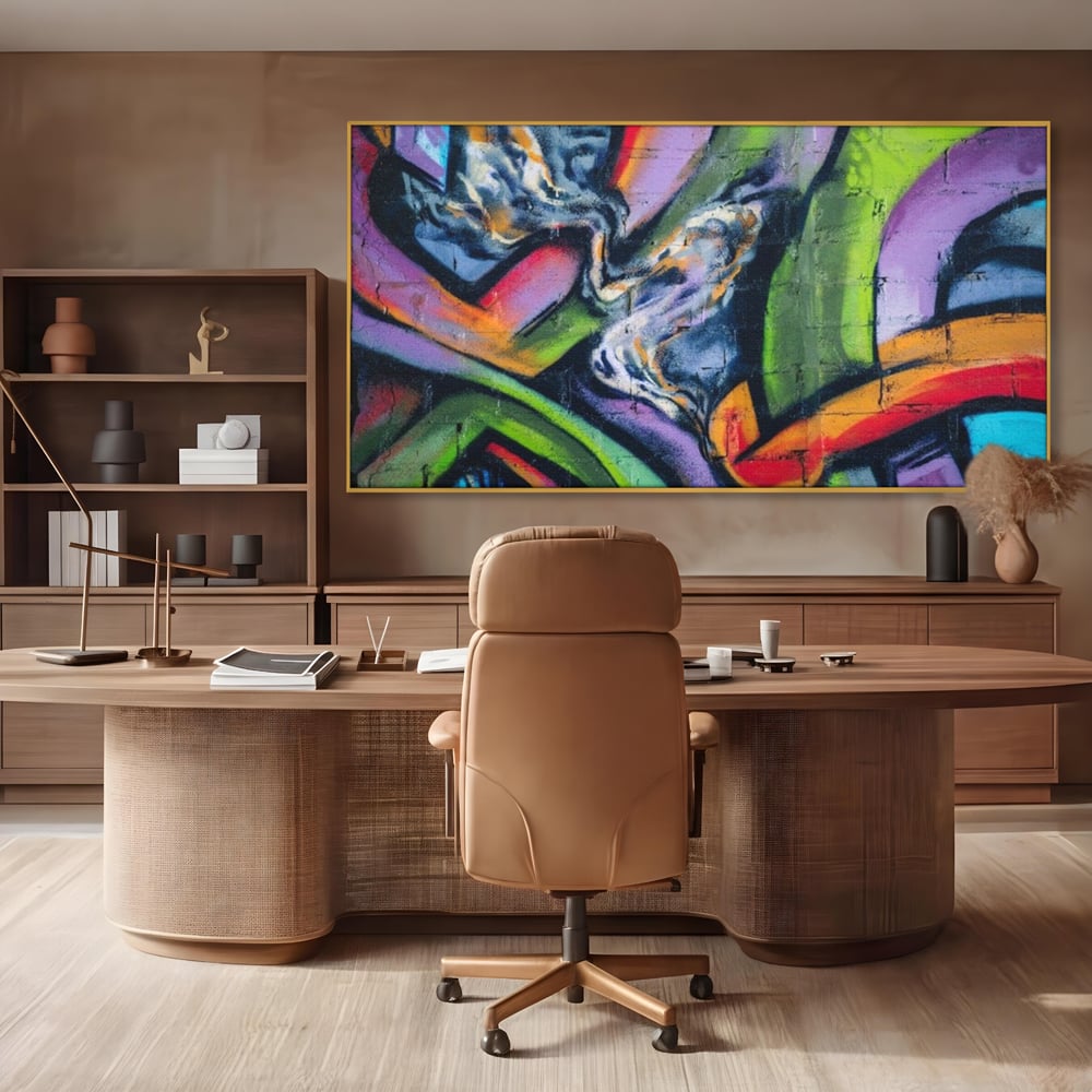 Tablou canvas cu tablou canvas cu graffiti abstract colorat, in rama de aluminiu auriu, pe perete intr-un birou